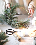 Рождественский венок на круглой металлической основе