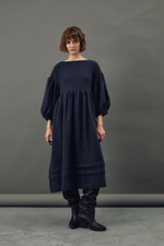 Платье оверсайз с декоративной обработкой на юбке из крапивы темно-синего цвета