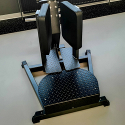 D982 Разведение ног стоя, рычаги серые*