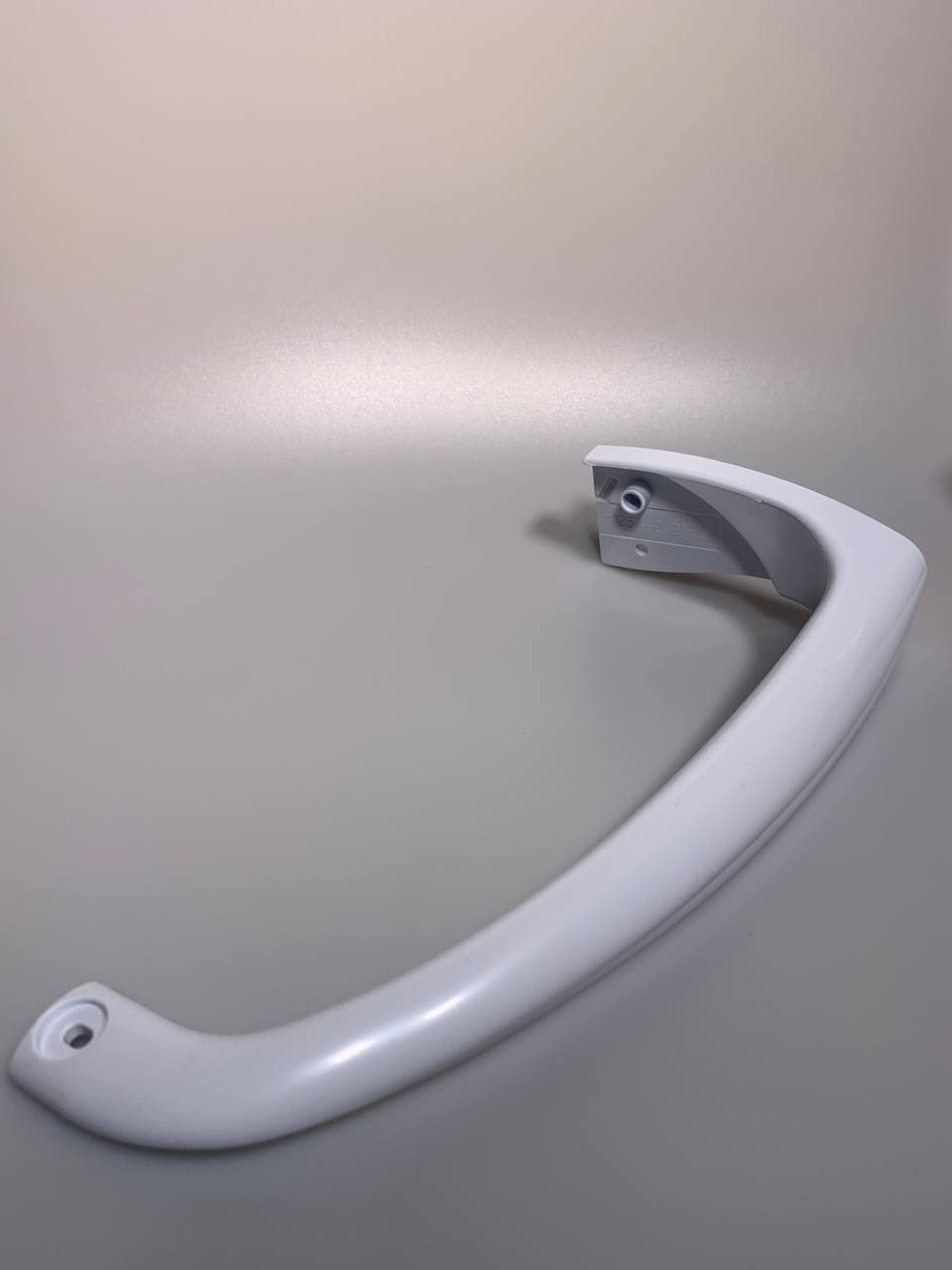 Ручка для холодильника Indesit нижняя зам. C0085715 23 см, белая