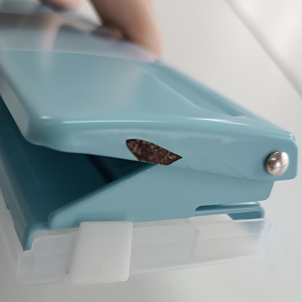 УЦЕНКА! Регулируемый дырокол с 6 отверстиями, голубой