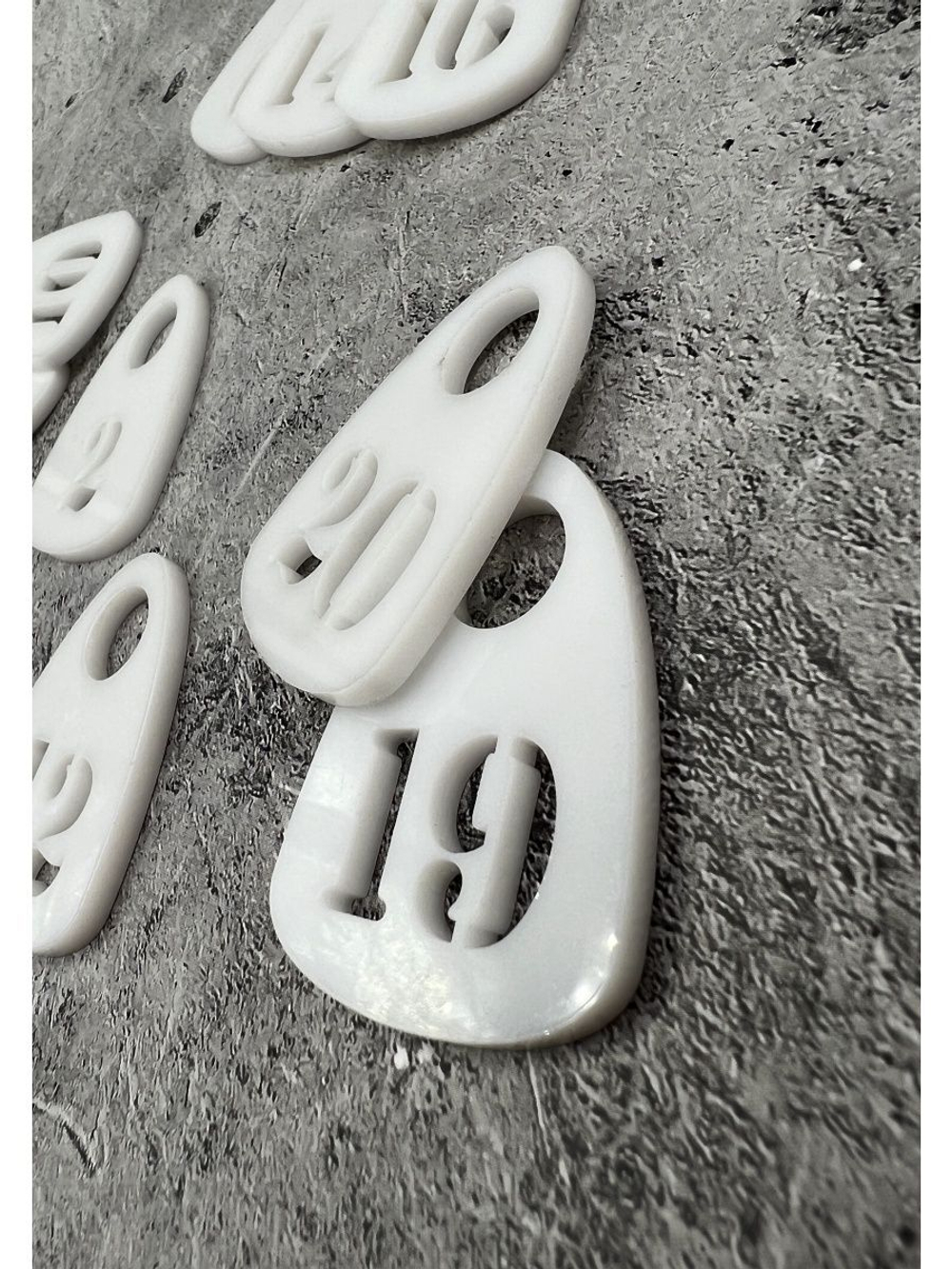 Номерки для гардероба прорезные