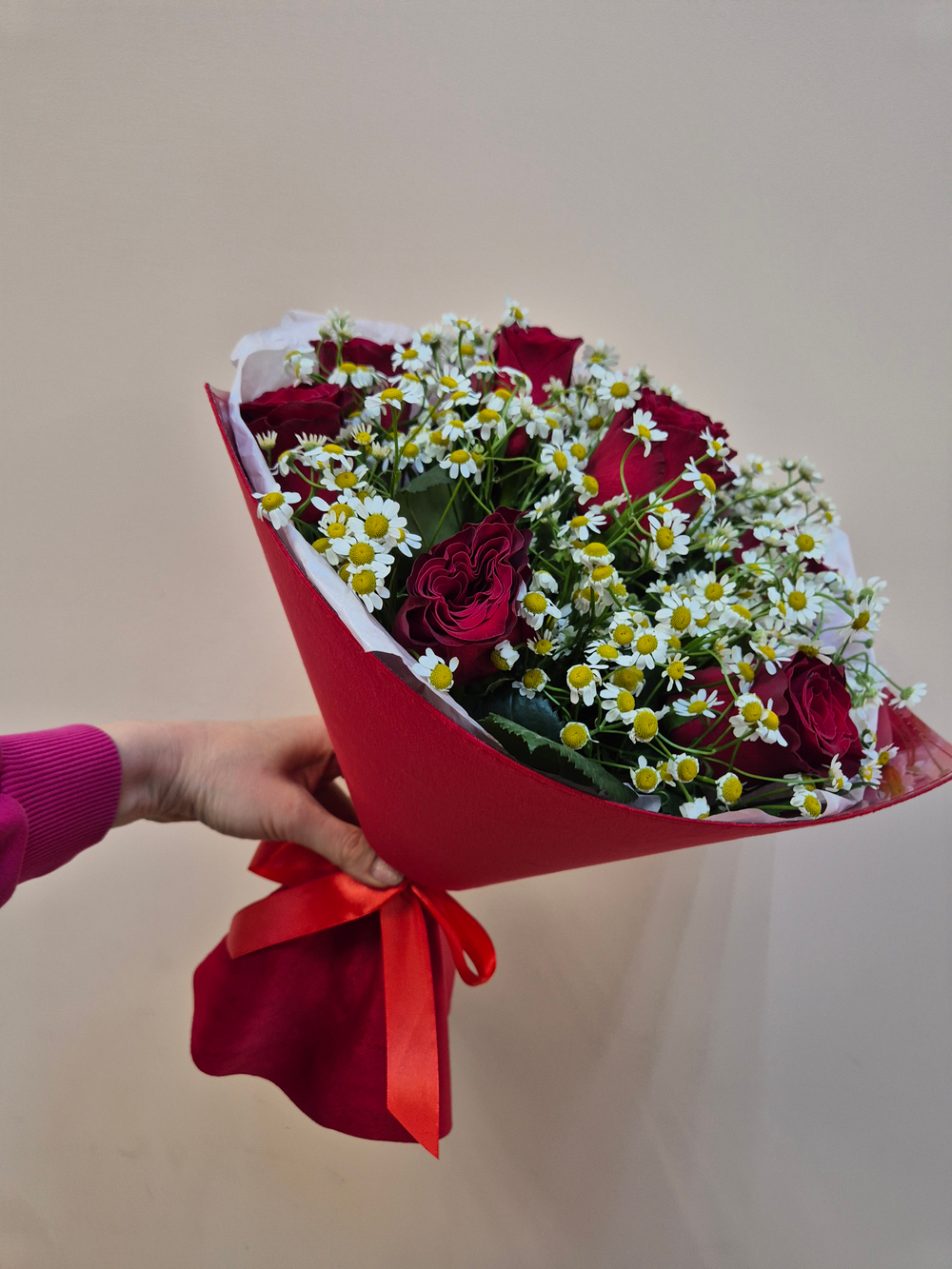 Букет из красной розы с танацетумом в бархатном платье