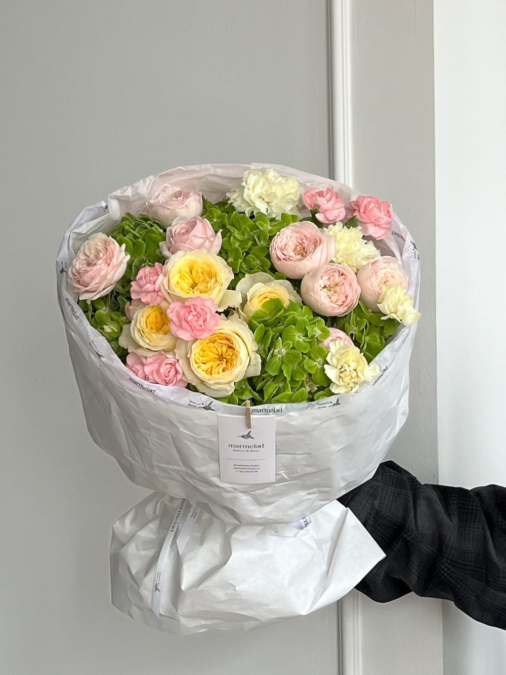 Букет сборный из кустовых пионовидных роз, диантусов и гортензии