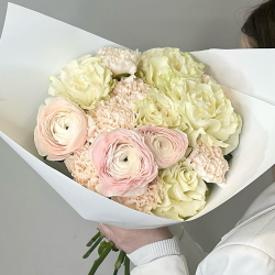 «Утро без слов» букет из ранункулюсов, французских роз и диантусов