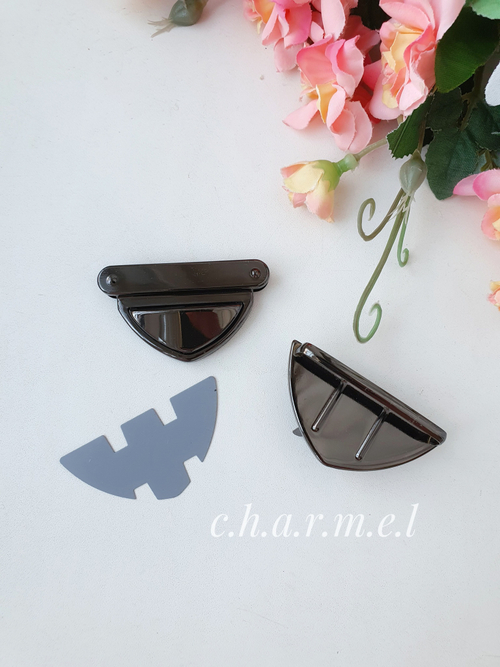 Замок - клапан треугольный на зажимах 30 x 50 мм.  темный никель