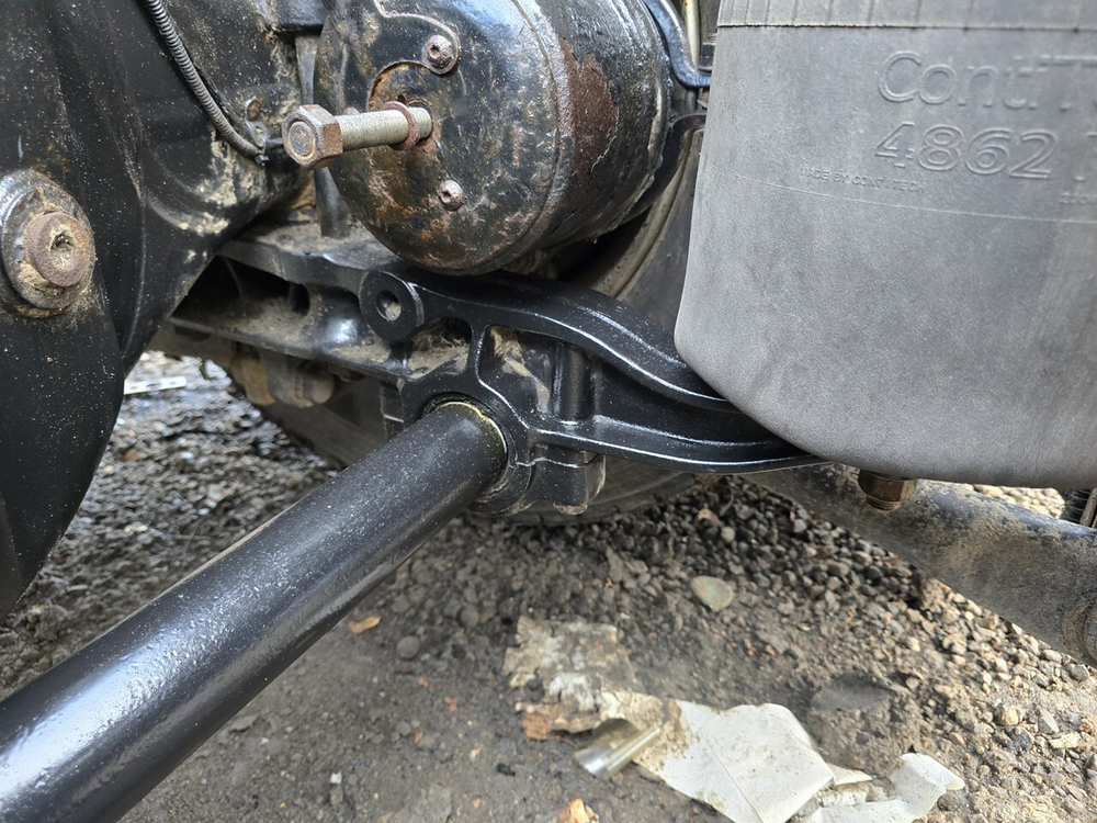 Кронштейн пневморессоры задний правый 2023г