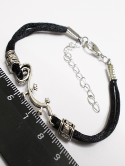 Браслет амулет на руку "Ящерица", красная, черная нить с застежкой.