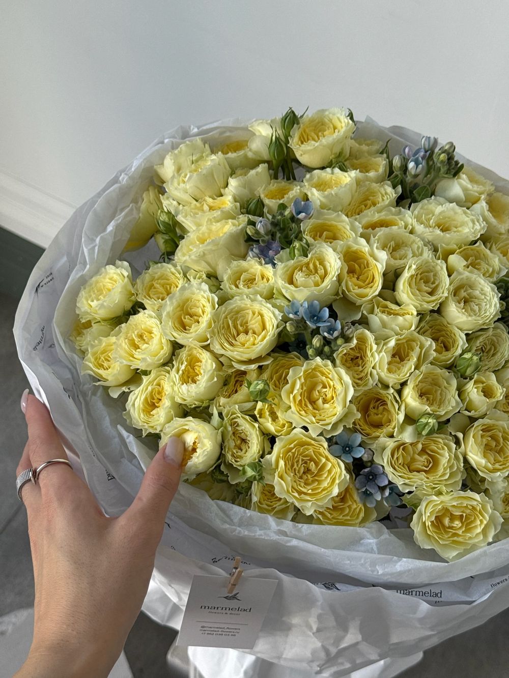 Букет из кустовой розы и оксипеталума