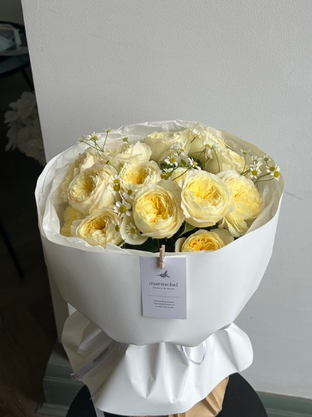 Букет из кустовой пионовидной розы желтого оттенка и ромашки