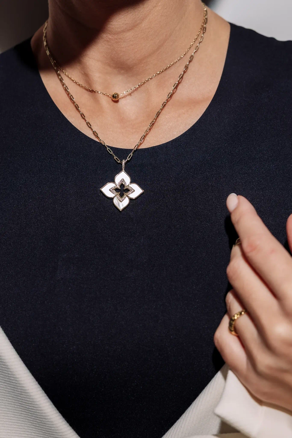 Колье "TRUE FLOWERS" в золочении с перламутром и фианитами