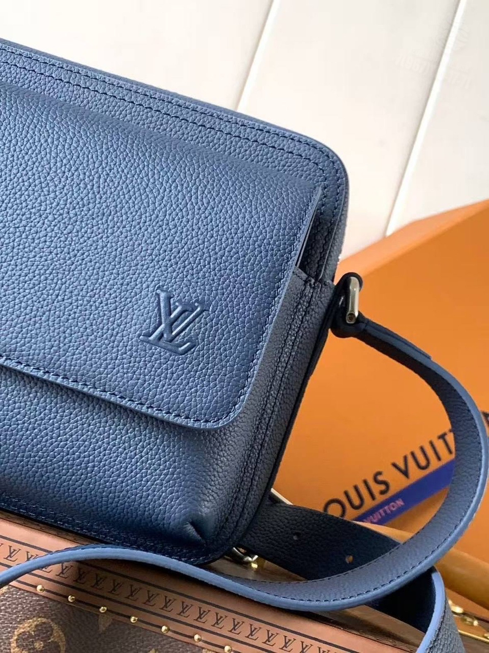 Сумка через плечо Louis Vuitton Boarding