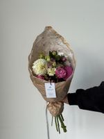 Кулек из кустовых пионовидных роз, георгин, лизиантуса и хелеборуса