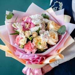 Нежный букет с пионовидной розой и орхидеей