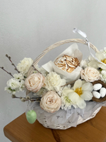 Корзина пасхальная в розовых оттенках. Кулич 130 гр