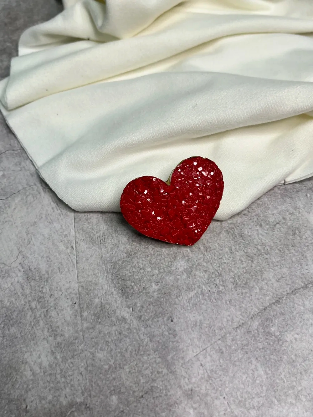 Брошь сердце из эпоксидной смолы