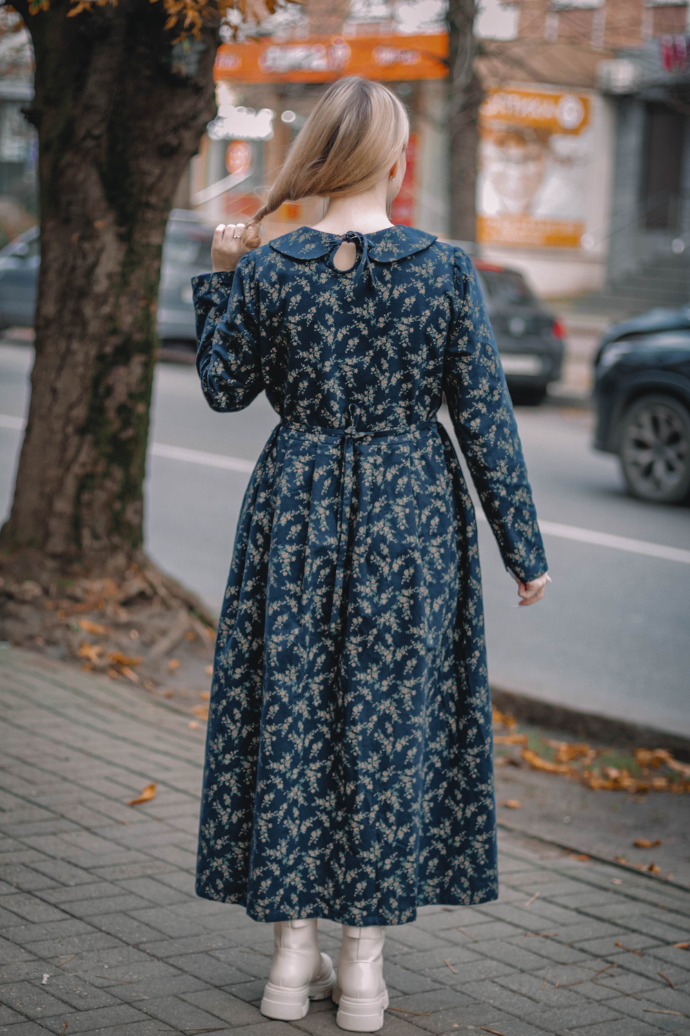 Винтажное платье-миди темно-синего цвета с цветочным принтом и длинными рукавами