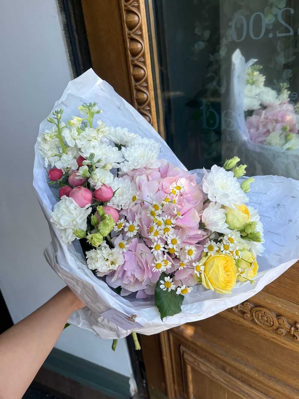 Букет сборный из гортензии, ромашки, кустовых пионовидных роз и лизиантуса