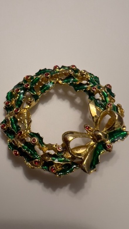 Новогодняя брошь веночек