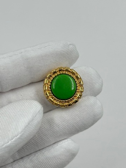 Накладка на пуговицу с зелёной вставкой