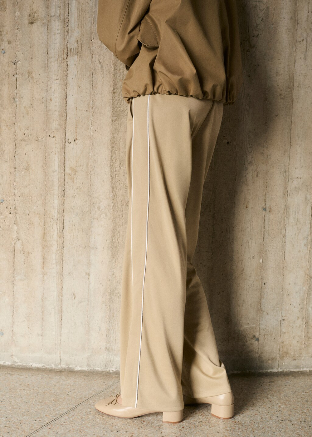 Брюки-джоггеры с контрастными полосками