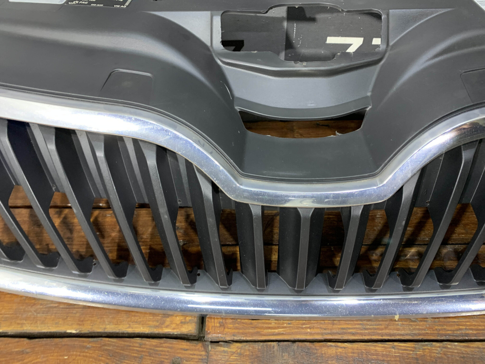 Решетка радиатора Skoda Rapid 1 12-20 Б/У Оригинал 5ja853668