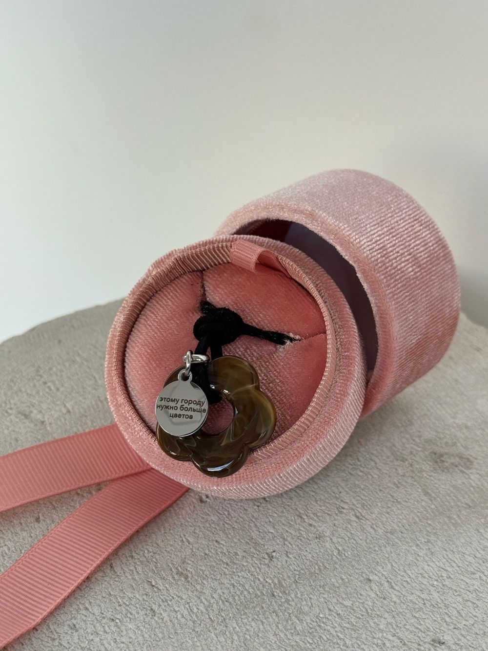 Подвеска цветочек в коричневом цвете