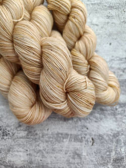 Носочная пряжа ручного окрашивания superwash 420 м / 100 г Цвет Телесный