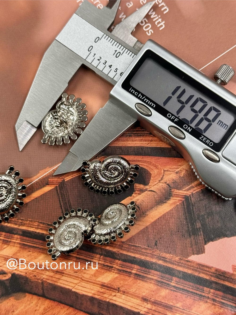 Пуговицы серебристые ракушка с черной эмалью Скиапар.