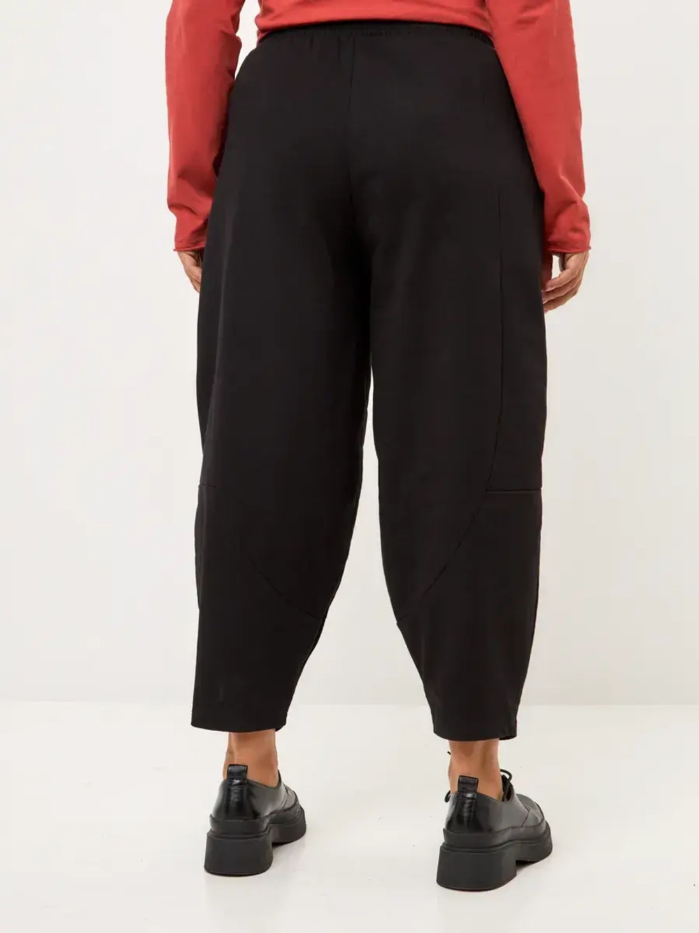 Брюки бананы трикотажные с декоративными швами черный