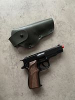 Пистолет в кобуре