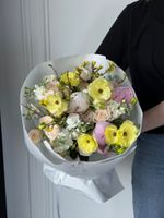 Букет сборный из кустовых пионовидных роз, ранункулюсов и пионов