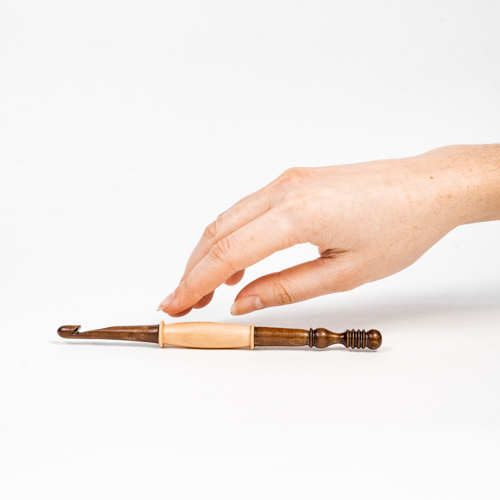 Деревянный крючок для вязания из кедра 6 мм. K300