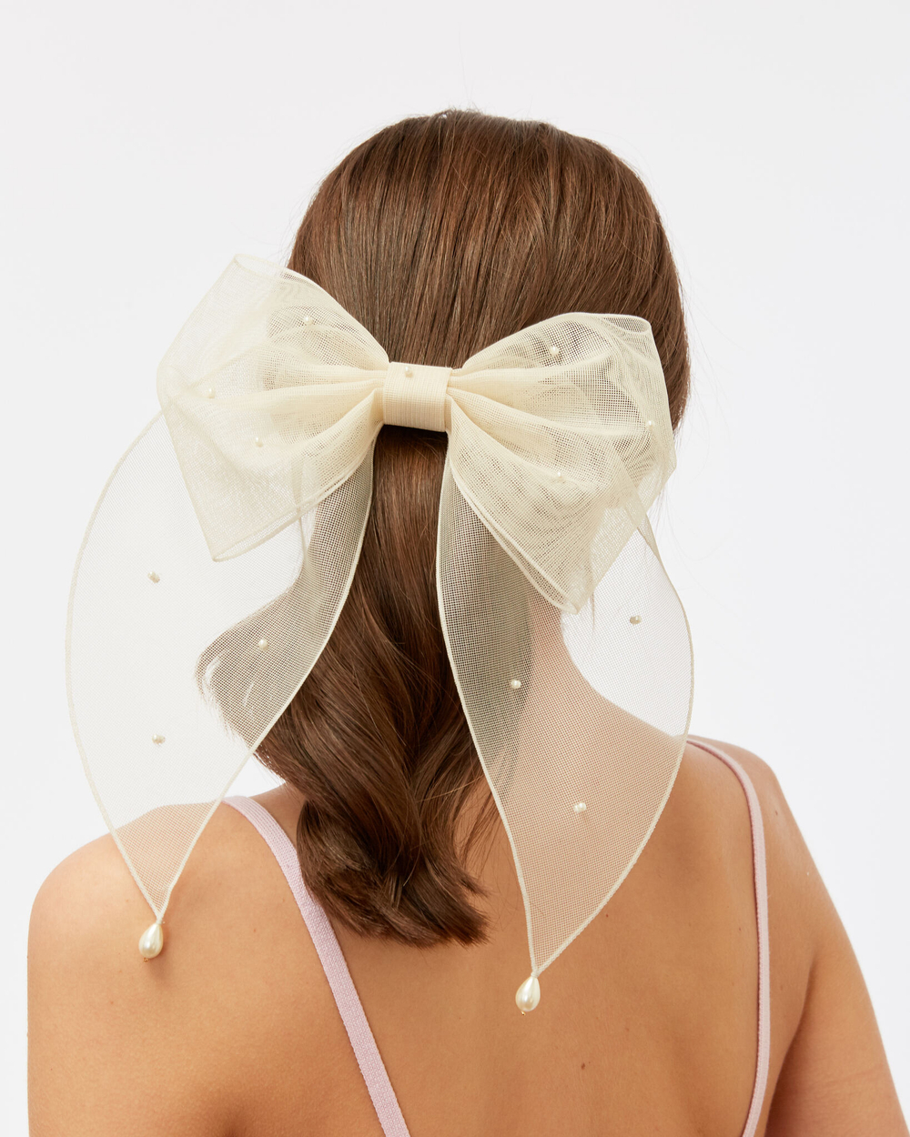 Бант из бежевой сетки расшитый жемчугом М