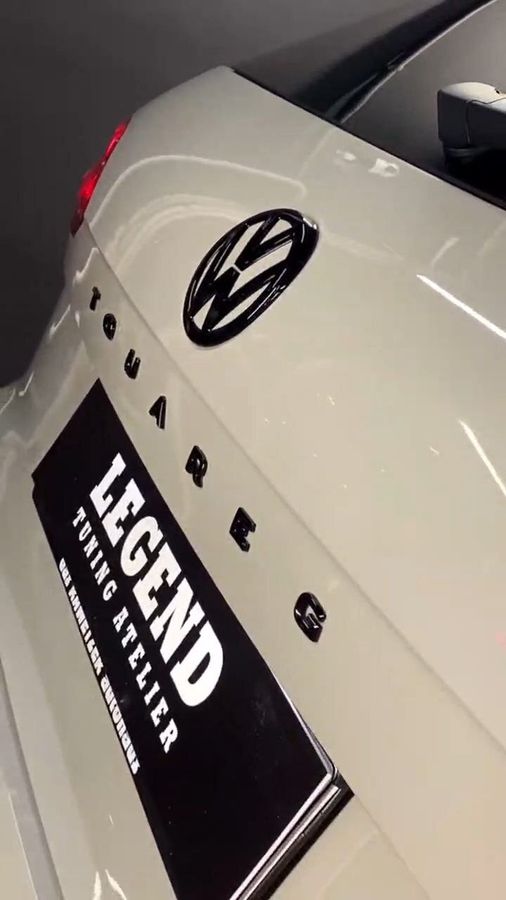 Volkswagen Touareg в цветной полиуретан Carbins PPF Porsche Chalk CR-01B совместно с "Legend Tuning Atelier"