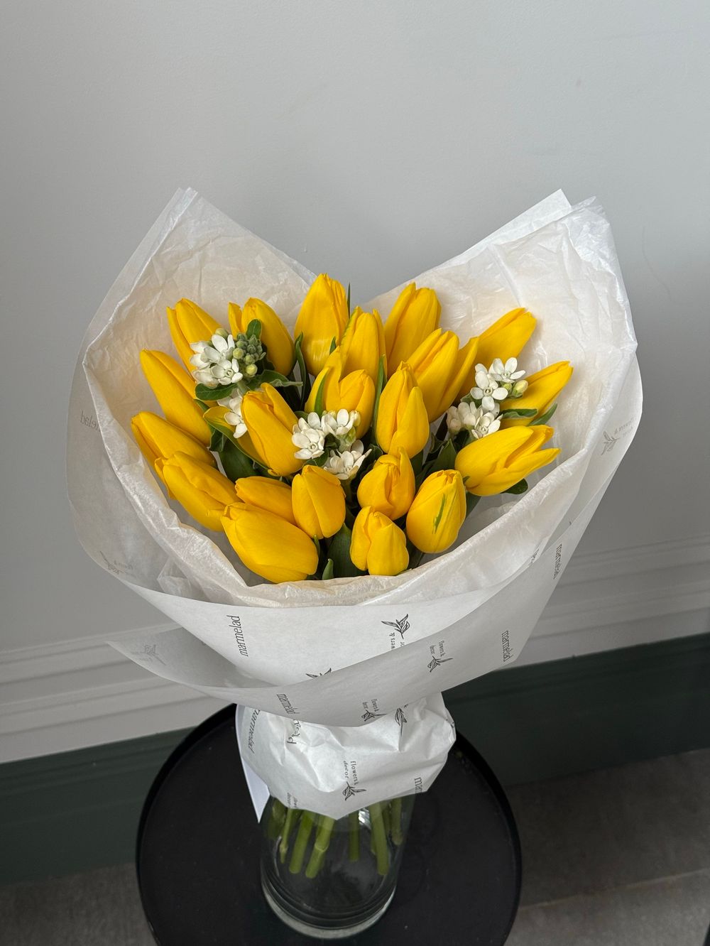 Букет из 21 желтых тюльпанов и белого оксипеталума