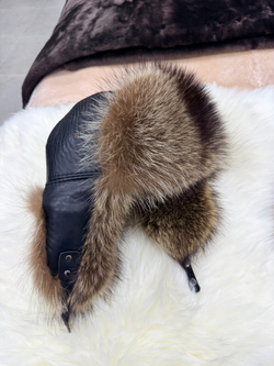 Шапка из натурального меха енота