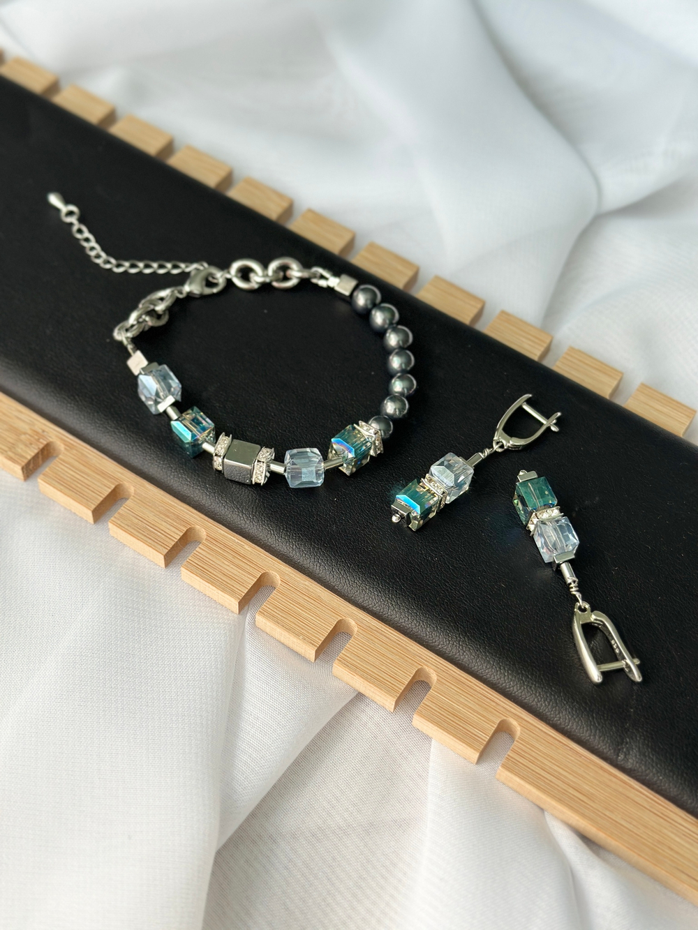 Браслет из радужных и дымчато-серых кристаллов Swarovski,темного жемчуга Майорка и гематита, серебро