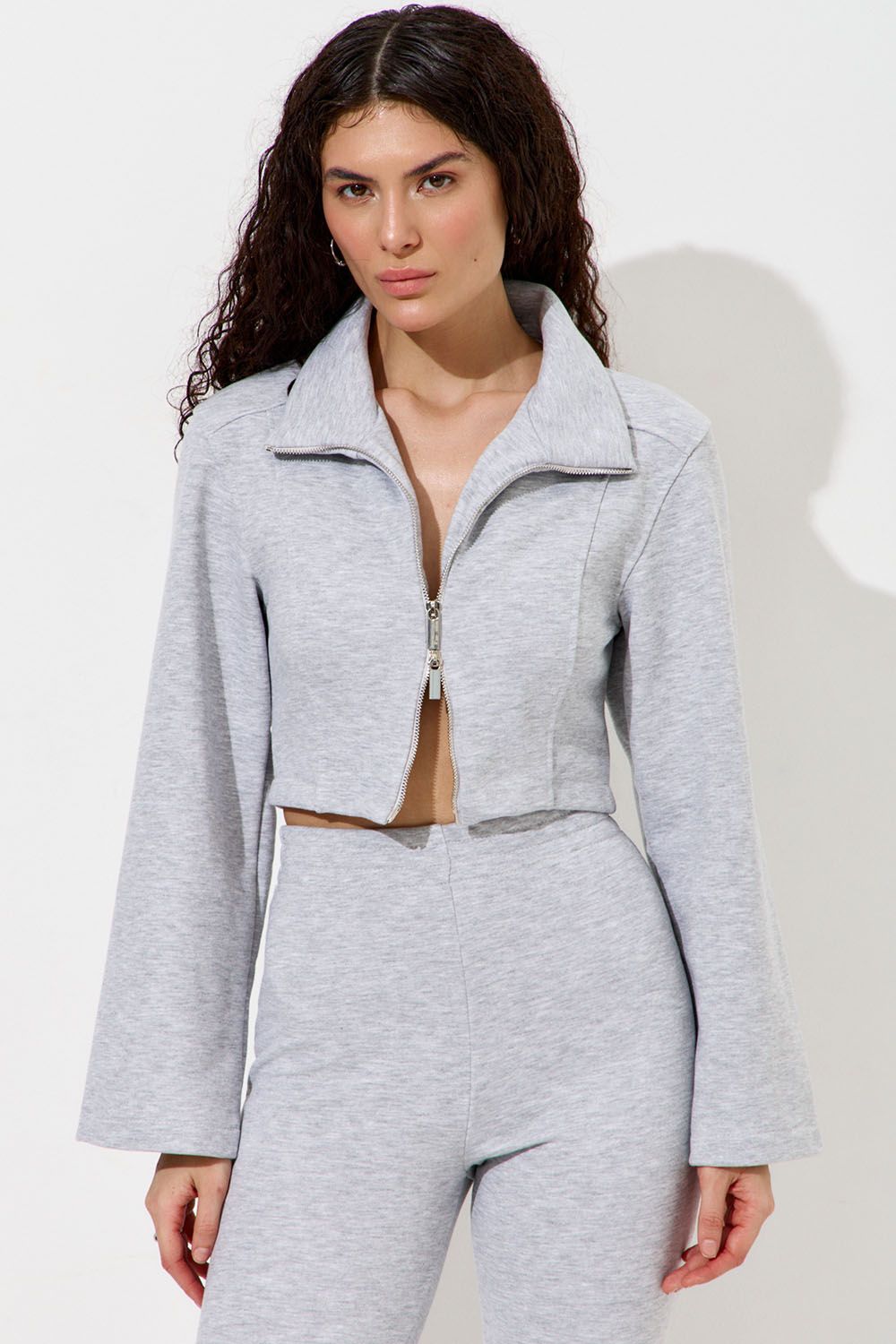 Приталенная олимпийка с рукавом клеш цвета серый меланж