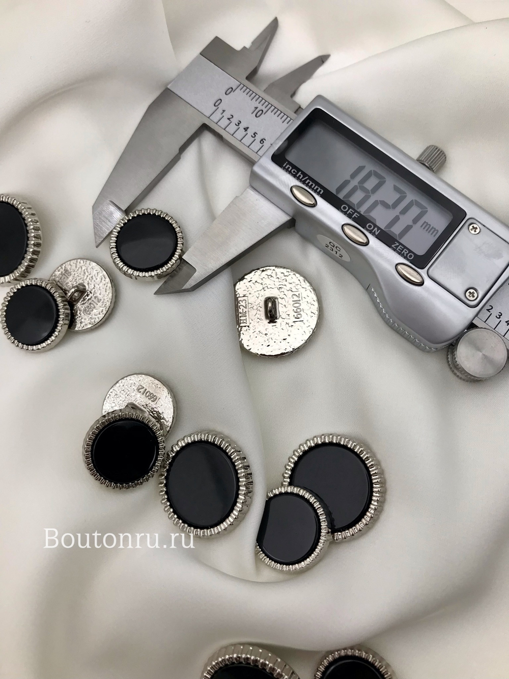 Пуговицы серебристые с черной серединкой