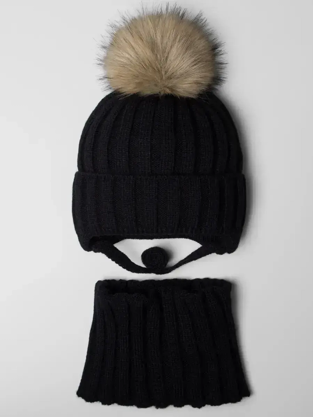 Шапка детская с помпоном на завязках