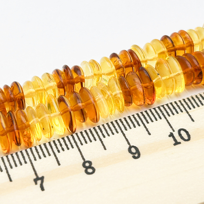 Янтарь бусины, крошка микс светлый, размер 5,8-7,9*1,8-2,6 мм, цена за отрезок 9 см (1/4 нити)