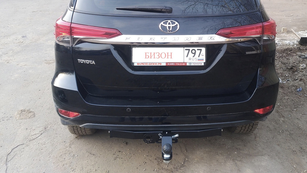 Фаркоп Бизон на Toyota Fortuner FA 0250-E(N) (с 2017 г.в.(c накладкой из нержавеющей стали)) (паспорт и сертификат в комплекте)(без электрики)