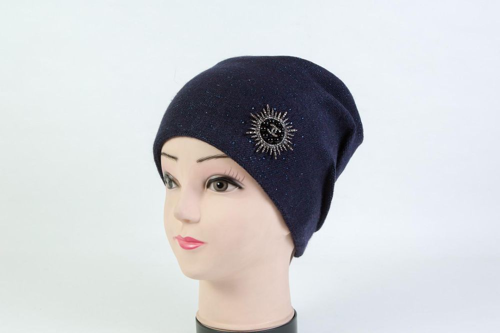 Стильная тёмно-синяя вязаная зимняя женская шапка из шерсти SH 7G-90002
