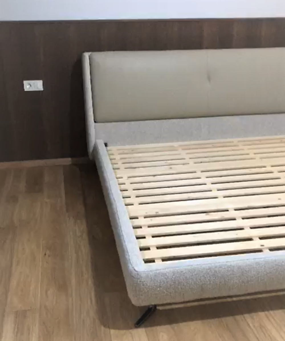 Двуспальная кровать на ножках Eosonno