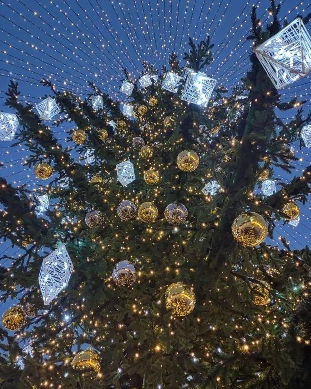 Уличная ствольная елка со скамейкой "Лесная" (Литая хвоя) 16 м