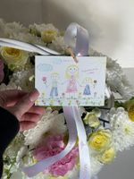 Корзина сборная из кустовой пионовидной розы, диантусов, хризантемы и маттиолы