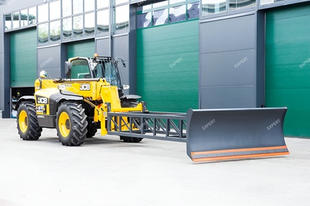 Отвал-буртовщик на телескопический погрузчик