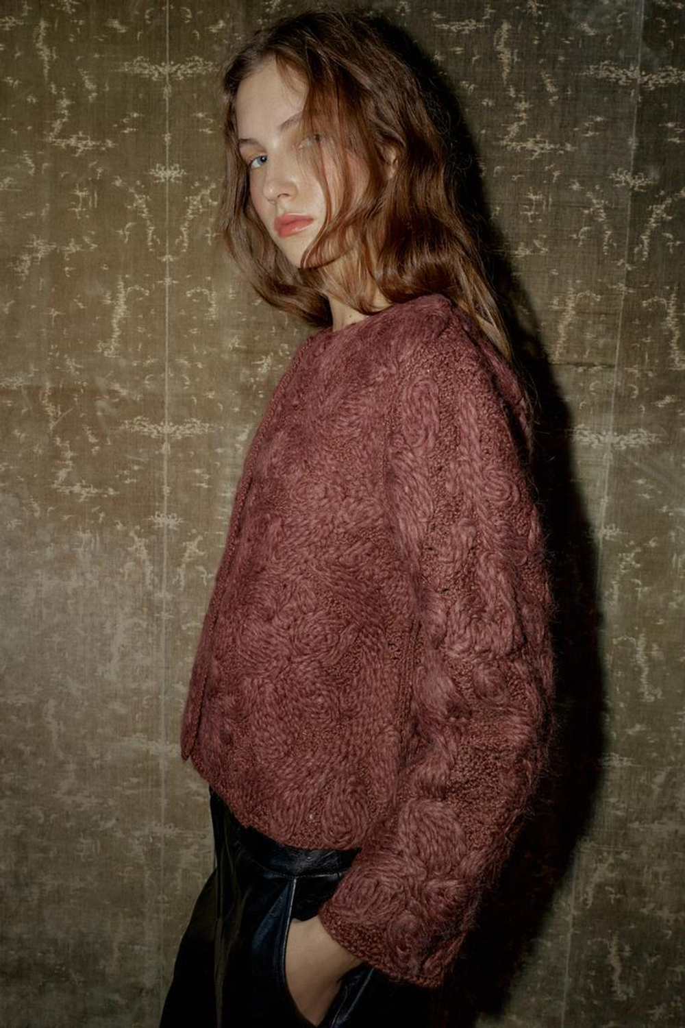 ZARA ЖАКЕТ ИЗ ШЕРСТИ С УЗОРОМ МАКРАМЕ, БАКЛАЖАННЫЙ