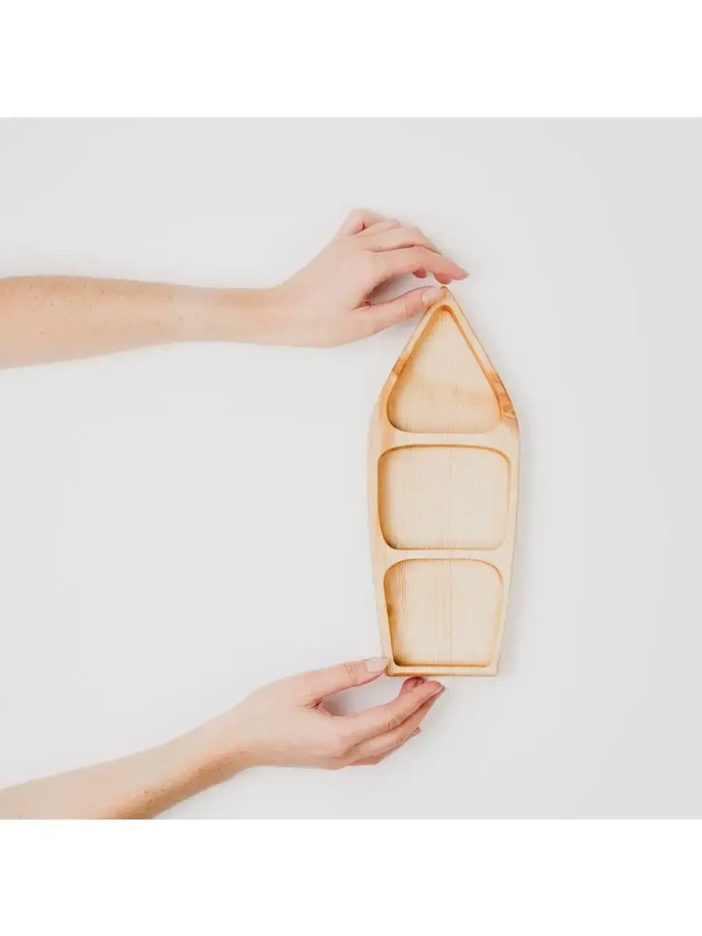 Деревянная менажница с 3 отсеками из кедра